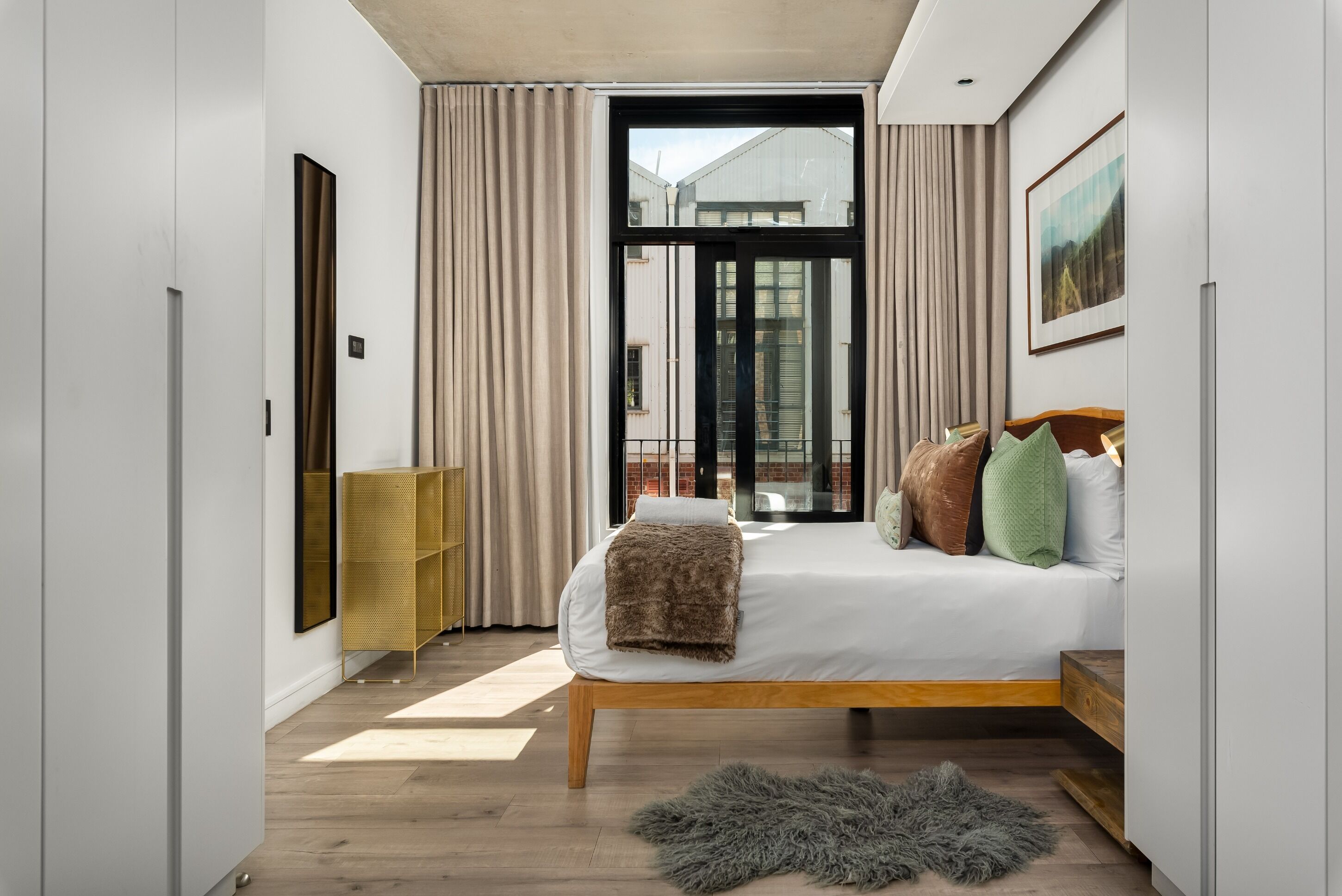 2 sovrum, skrivbord, strykjärn/strykbräda och internet