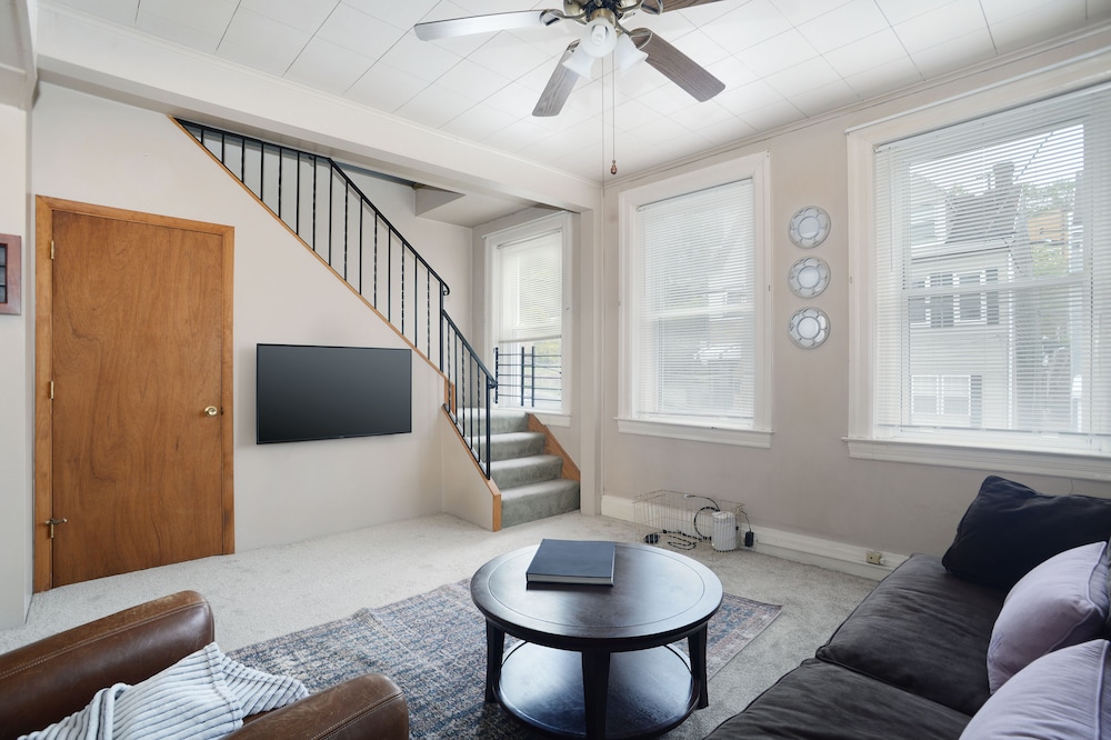 Great Apartment w/ Views. Close to Hospitals and Attractions!