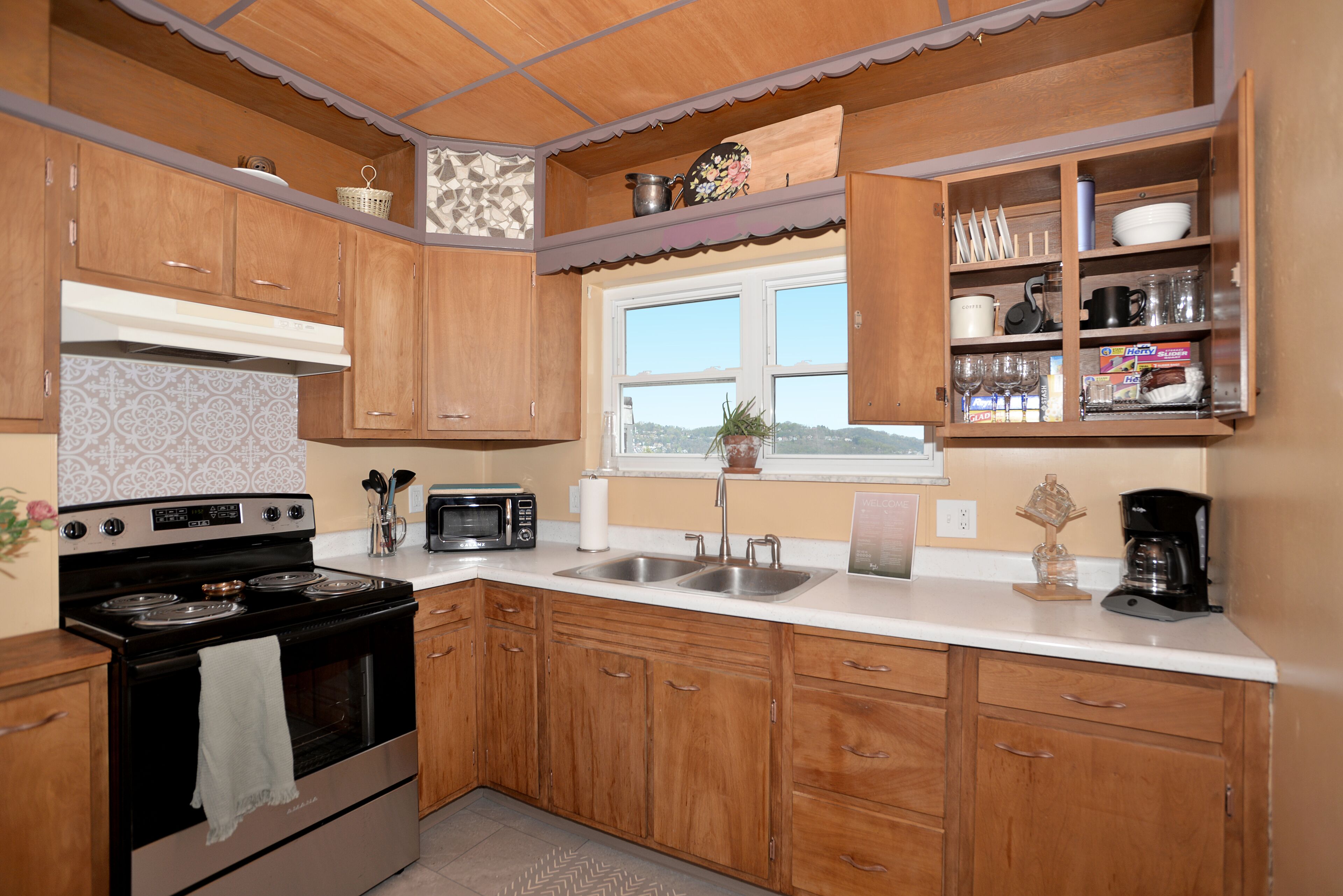 Great Apartment w/ Views. Close to Hospitals and Attractions!