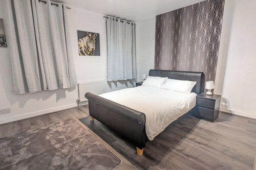 4-bedroom House Sleeps 8 - Free Parking - Garden