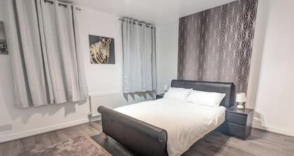 4-bedroom House Sleeps 8 - Free Parking - Garden
