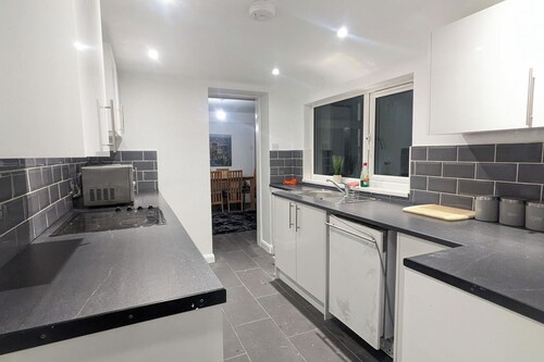 4-bedroom House Sleeps 8 - Free Parking - Garden