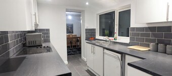 4-bedroom House Sleeps 8 - Free Parking - Garden