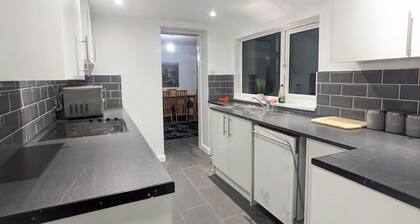 4-bedroom House Sleeps 8 - Free Parking - Garden