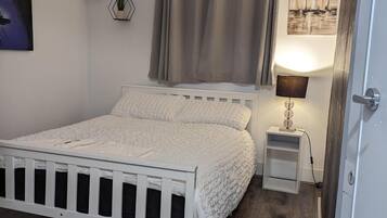 4 bedrooms, iron/ironing board, free WiFi, bed sheets