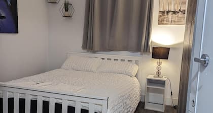 4-bedroom House Sleeps 8 - Free Parking - Garden