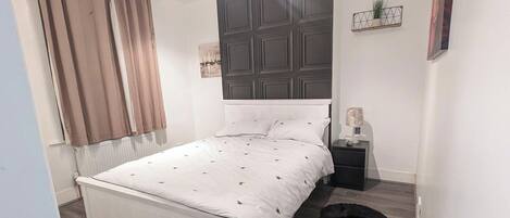 4 室のベッドルーム、アイロン / アイロン台、WiFi (無料)、ベッドシーツ