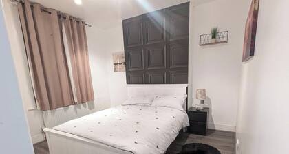 4-bedroom House Sleeps 8 - Free Parking - Garden