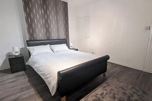 4 bedrooms, iron/ironing board, free WiFi, bed sheets - 4-bedroom House Sleeps 8 - Free Parking - Garden (Dover)