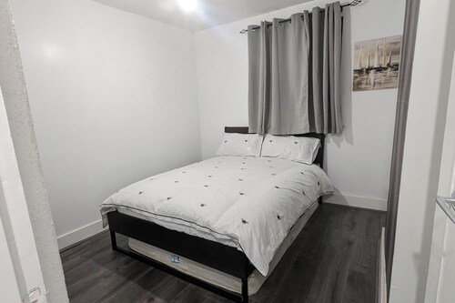 4-bedroom House Sleeps 8 - Free Parking - Garden