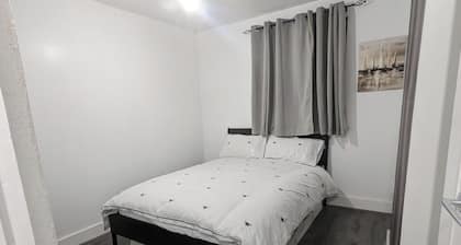 4-bedroom House Sleeps 8 - Free Parking - Garden