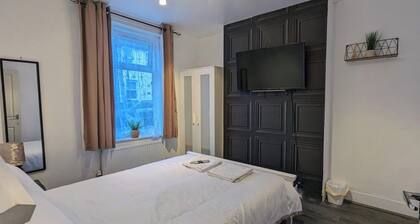 4-bedroom House Sleeps 8 - Free Parking - Garden