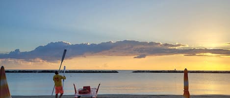 Privatstrand in der Nähe, weißer Sandstrand, Volleyball