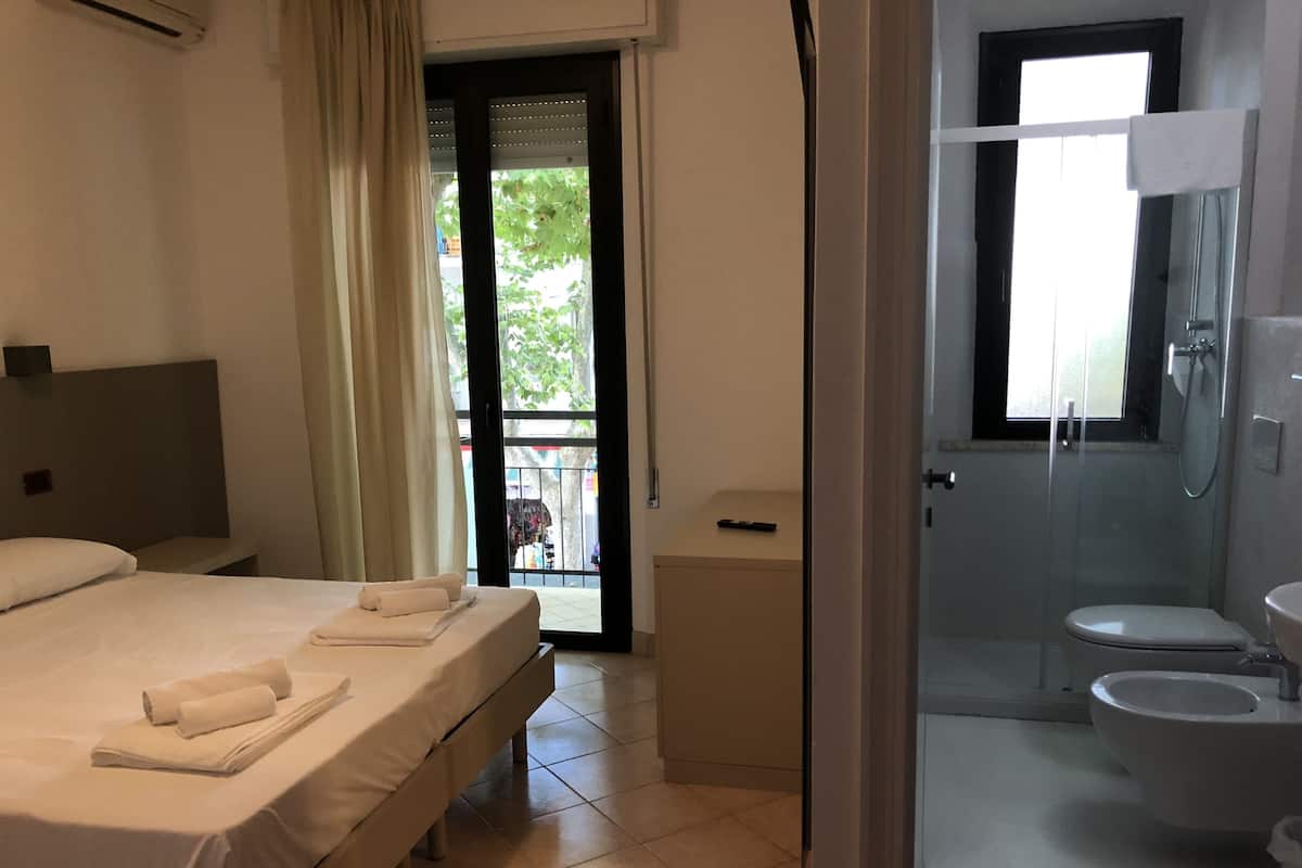 Driepersoonskamer | Een kluis op de kamer, reisbedje, gratis wifi, beddengoed
