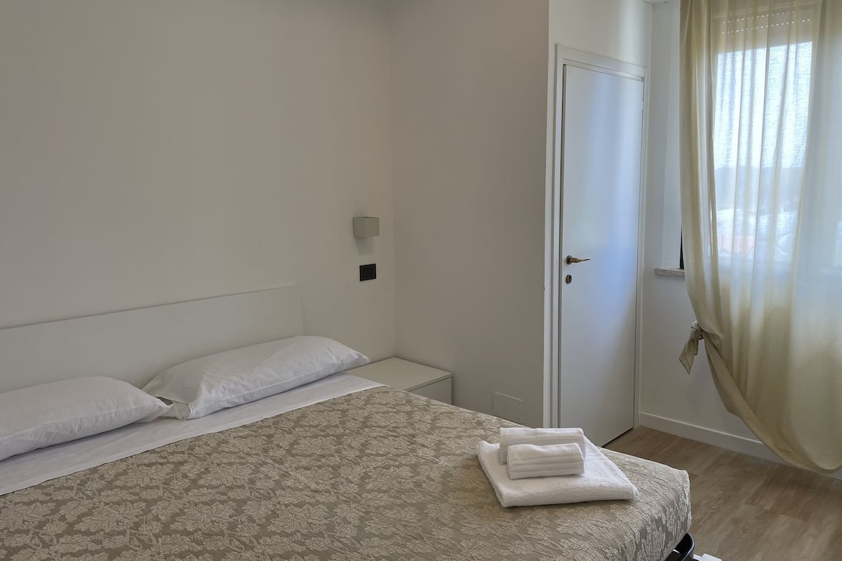 Tweepersoonskamer | Een kluis op de kamer, reisbedje, gratis wifi, beddengoed
