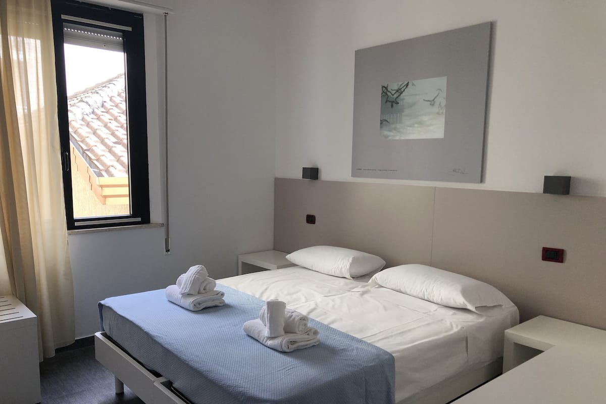 Kamer, 1 twee- of 2 eenpersoonsbedden | Een kluis op de kamer, reisbedje, gratis wifi, beddengoed