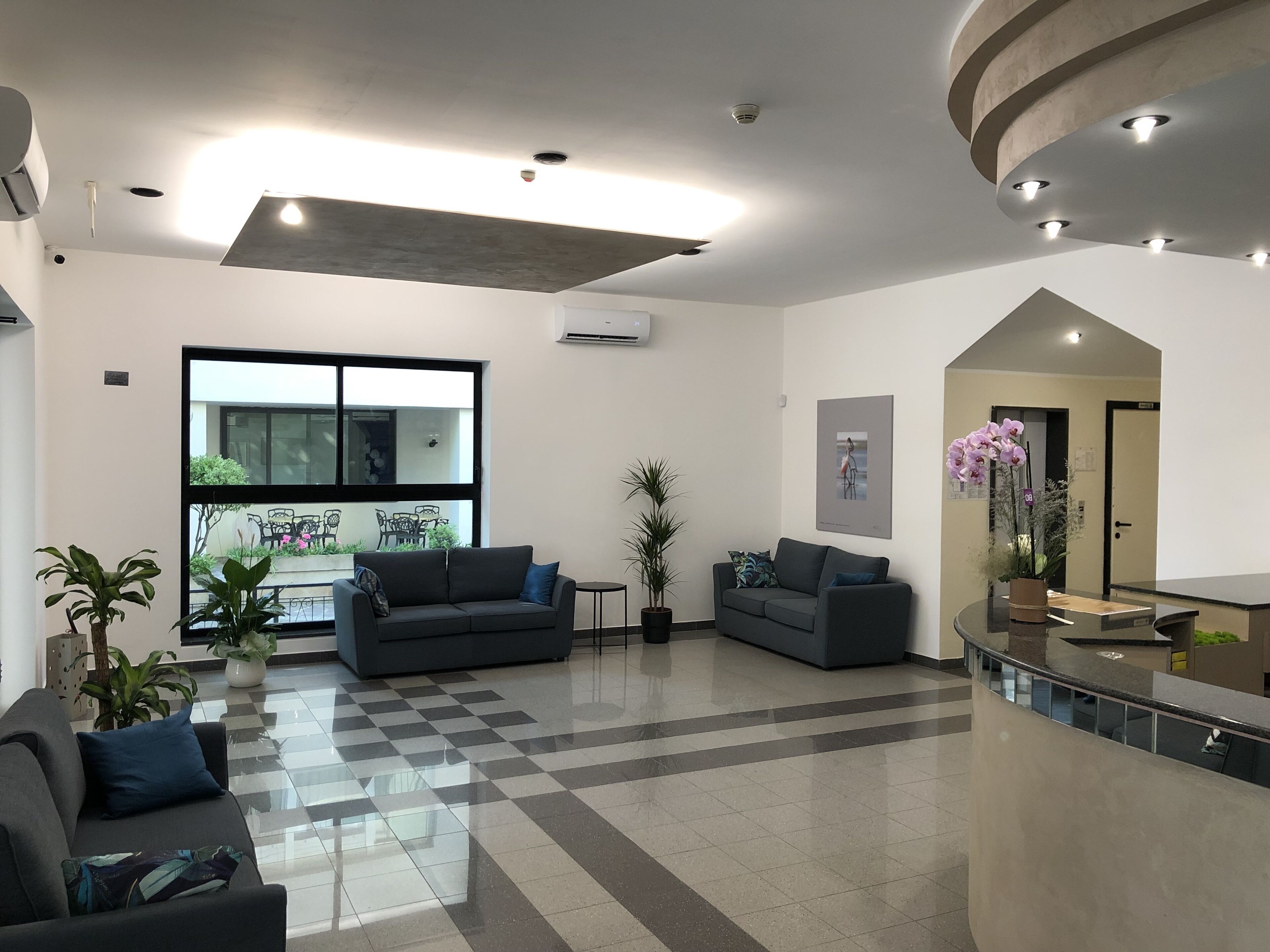 Smart TV 32 pollici con canali satellitari, TV, Netflix