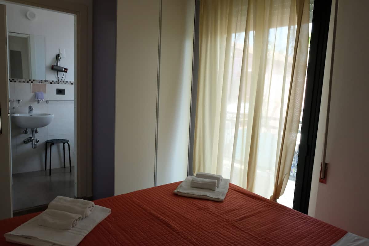 Eenvoudige kamer, 1 twee- of 2 eenpersoonsbedden | Een kluis op de kamer, reisbedje, gratis wifi, beddengoed