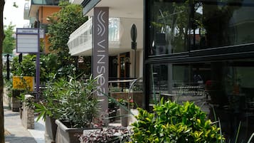 Vista frontal de la propiedad