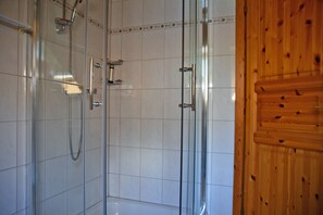 Ferienhaus, 2 Schlafzimmer, Terrasse | Dusche im Bad