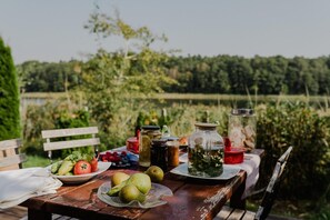 Outdoor dining - Scandinavian holiday home right by the lake (Klepnica)