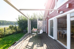 Outdoor dining - Scandinavian holiday home right by the lake (Klepnica)