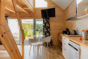 Fridge, stovetop, dishwasher, coffee/tea maker - Scandinavian holiday home right by the lake (Klepnica)