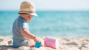A child playing with sand toys on a beach. - Scandinavian holiday home right by the lake (Klepnica)