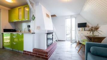 Smart TV, fireplace