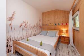 2 bedrooms, travel cot, bed sheets