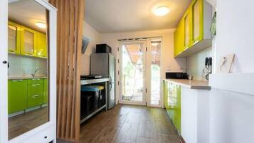 Fridge, microwave, stovetop, coffee/tea maker