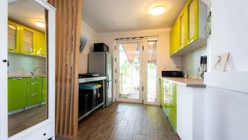 Refrigerador, microondas, placa de cocina, cafetera/tetera