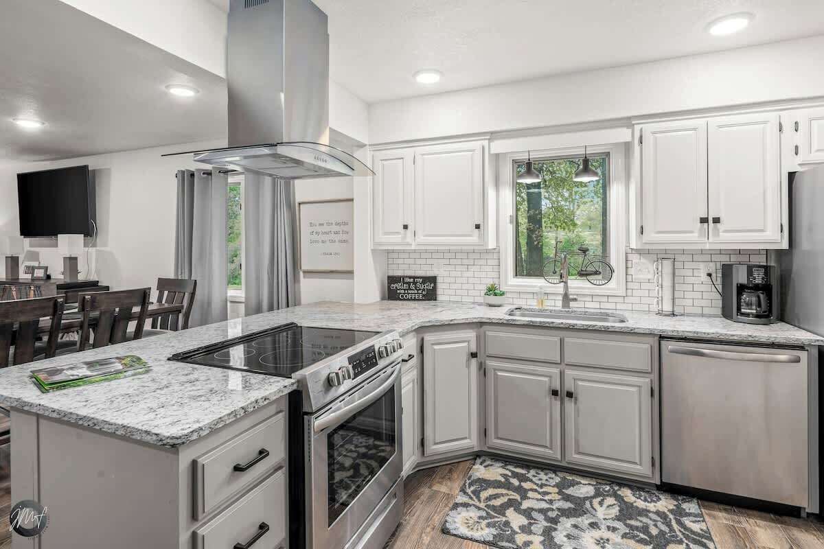 大冰箱、微波炉、烤箱、炉灶