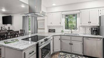 Køleskab/fryser i fuld størrelse, mikrobølgeovn, ovn, kogeplade