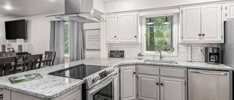 Full-size fridge, microwave, oven, stovetop