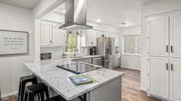 Full-size fridge, microwave, oven, stovetop