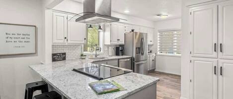 Refrigerador con congelador, microondas, horno y parrilla de estufa