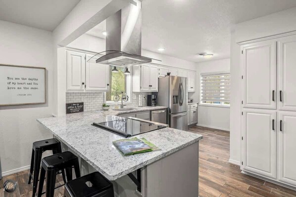 Refrigerador con congelador, microondas, horno y parrilla de estufa