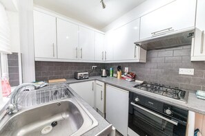 Private kitchen - *King Bed* Comfy City House (Barrow-in-Furness)