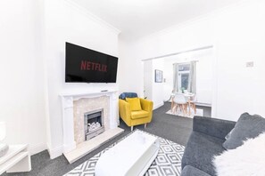 Living area - *King Bed* Comfy City House (Barrow-in-Furness)