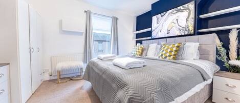 2 عدّة غرف نوم وخدمة الإنترنت وملاءات أسرّة