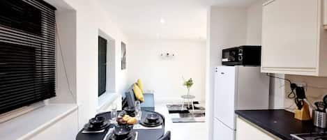 Apartamento | Cozinha americana privada | Geladeira, micro-ondas, cooktop, torradeira