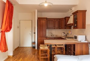 Full-sized fridge, microwave, oven, stovetop