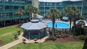 Ein Hotel mit Pool, Außenbereich und mehreren Balkonen.