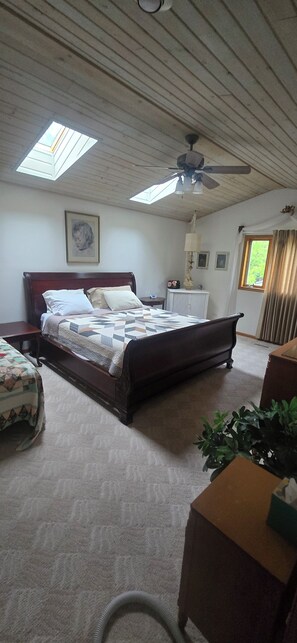 4 bedrooms, desk, travel cot, free WiFi