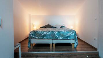 Junior Studio Suite, 1 Bedroom, Private Bathroom, Tower | Desk, laptop workspace, soundproofing, free WiFi