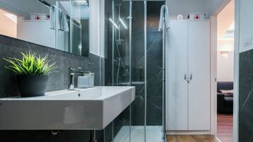 Studio Suite Junior, 1 kamar tidur, kamar mandi pribadi, menara | Kamar mandi | Shower, pengering rambut, kloset, dan handuk