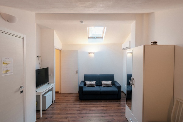 Studio Suite Junior, 1 kamar tidur, kamar mandi pribadi, menara | Area keluarga | Smart TV 42-inci dengan saluran TV digital dan TV