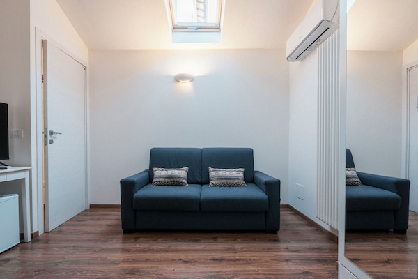 Studio Suite Junior, 1 kamar tidur, kamar mandi pribadi, menara | Area keluarga | Smart TV 42-inci dengan saluran TV digital dan TV