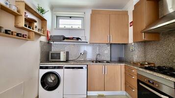 Jääkaappi, mikroaaltouuni, uuni, astianpesukone